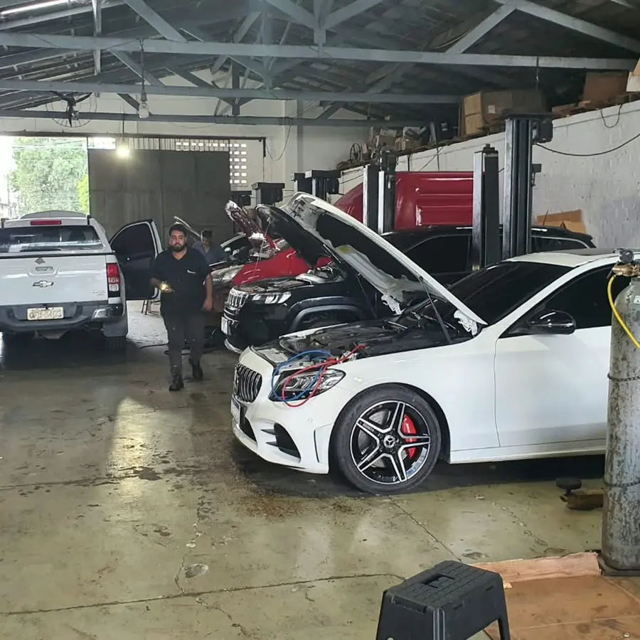 Carro em atendimento na oficina da Refrivel