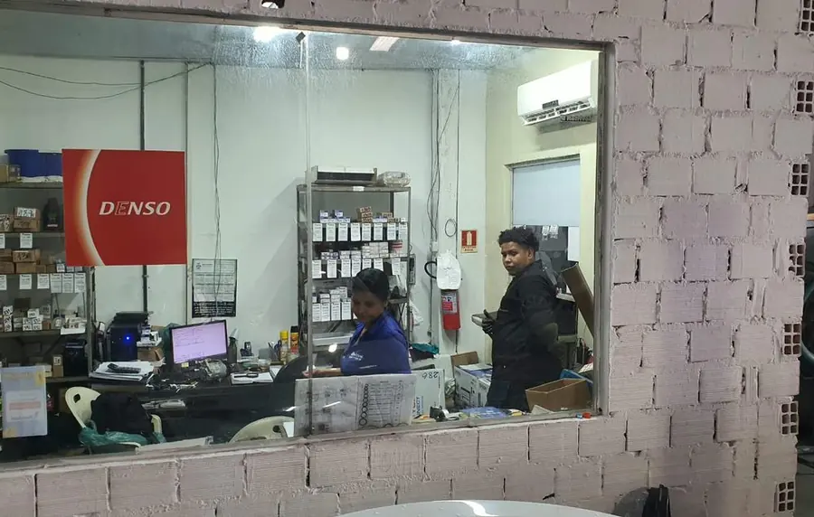 Recepção da Refrivel com a equipe atendendo